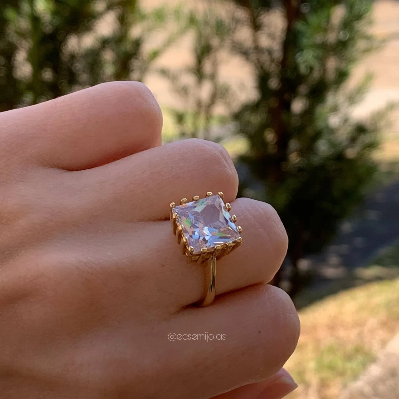 Anel solitario medio com pedra zirconia quadrada e varias garras em volta - banhado a ouro 18k