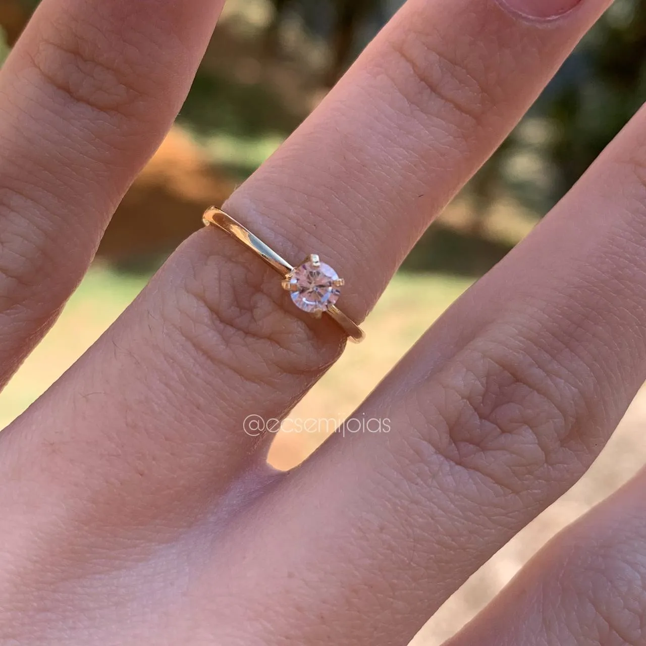 Anel solitário modelo chuveiro 4 garras - banhado a ouro 18k