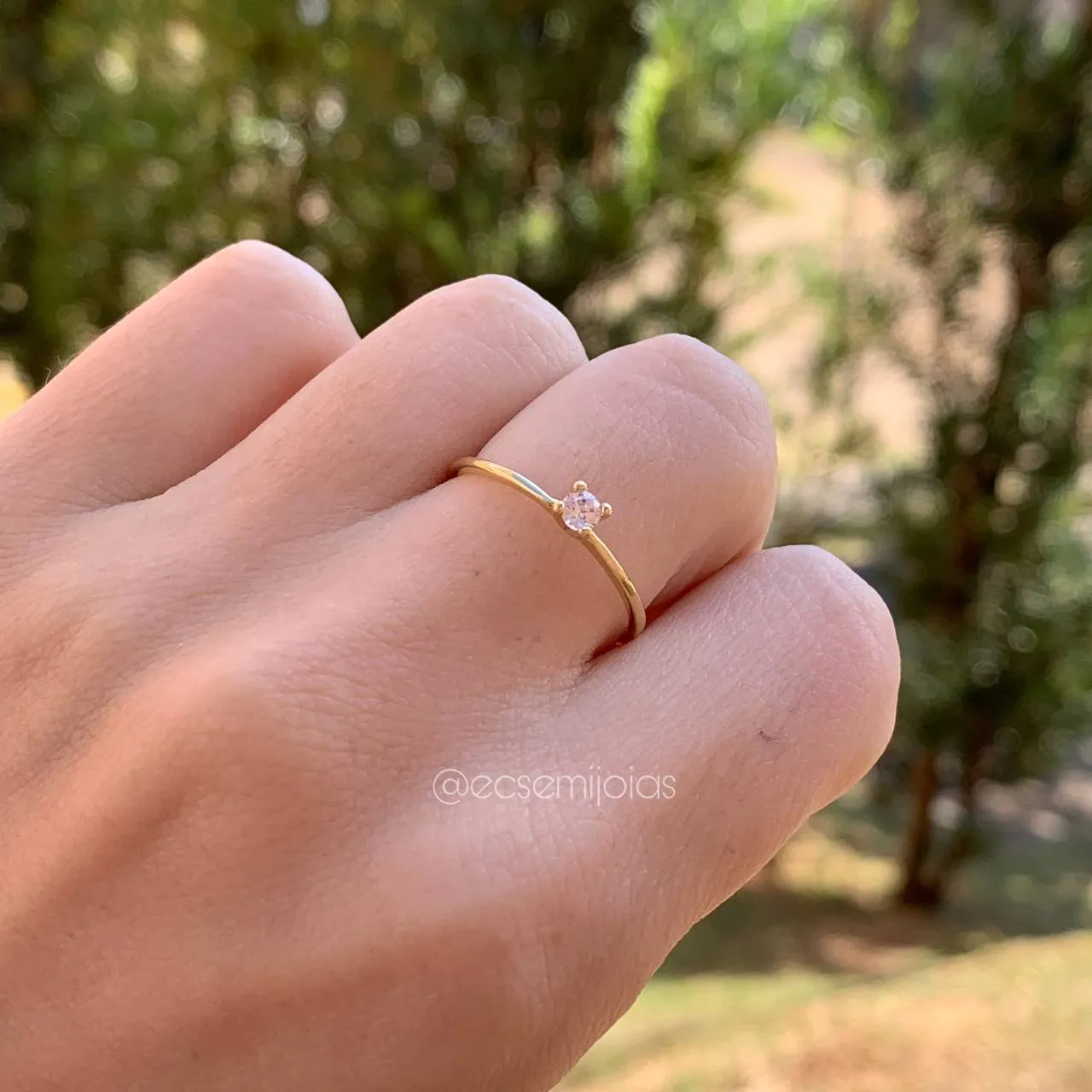 Anel  solitário pedra 3 mm 4 garras baixas - banhado a ouro 18k