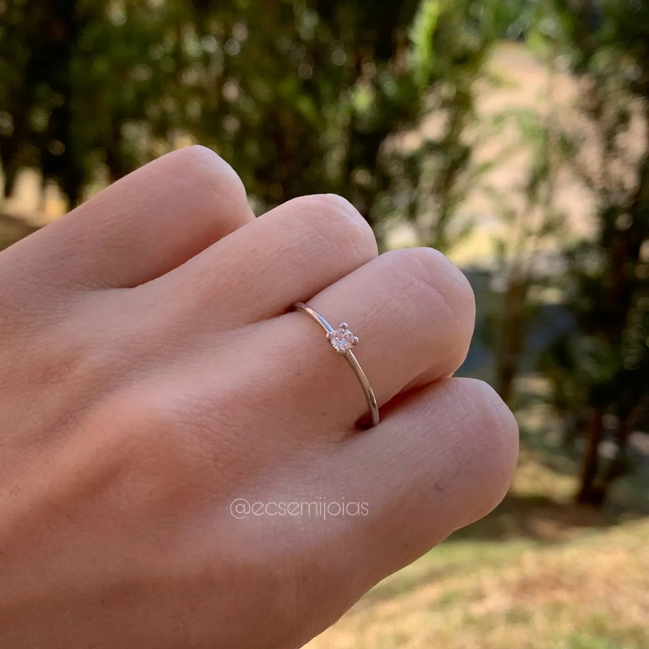 Anel  solitário pedra 3 mm 4 garras baixas - banhado a ródio branco