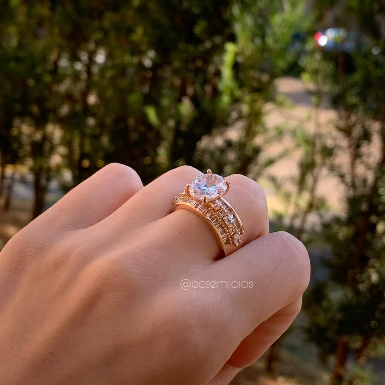 Anel solitário pedra oval aro cravejado com baguetes - banhado a ouro 18k