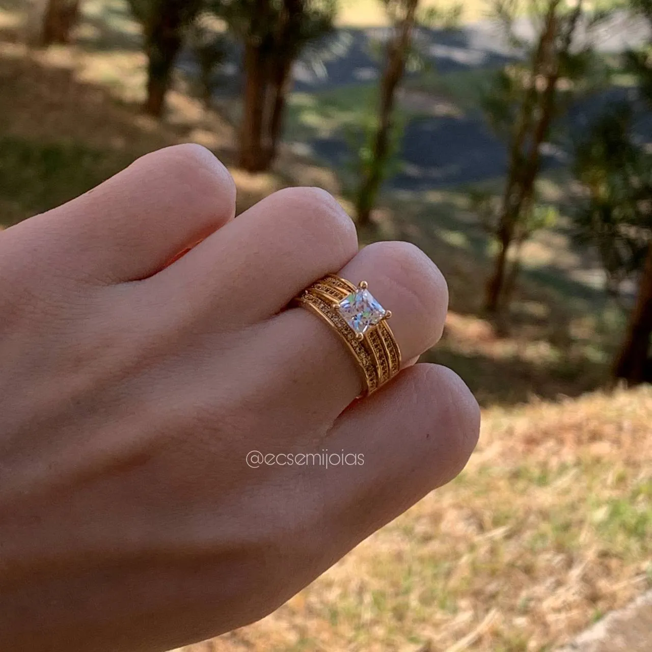 Anel solitário pedra quadrada aro cravejado - banhado a ouro 18k