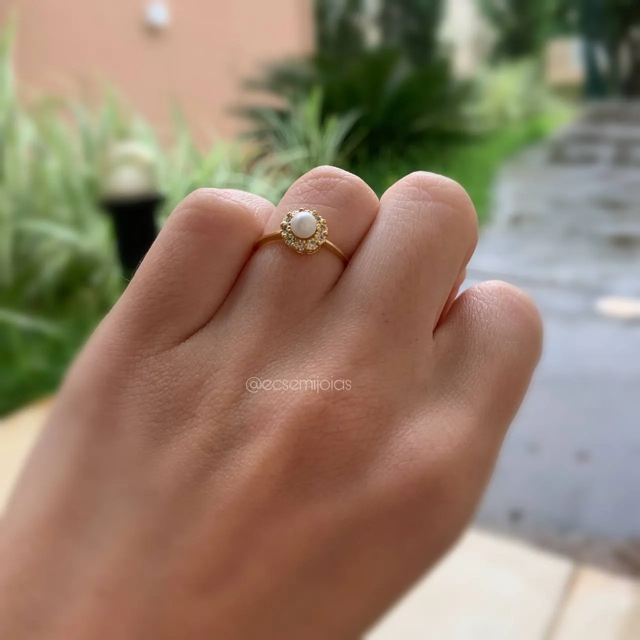 Anel solitário pérolinha centro cravejado em volta - banhado a ouro 18k