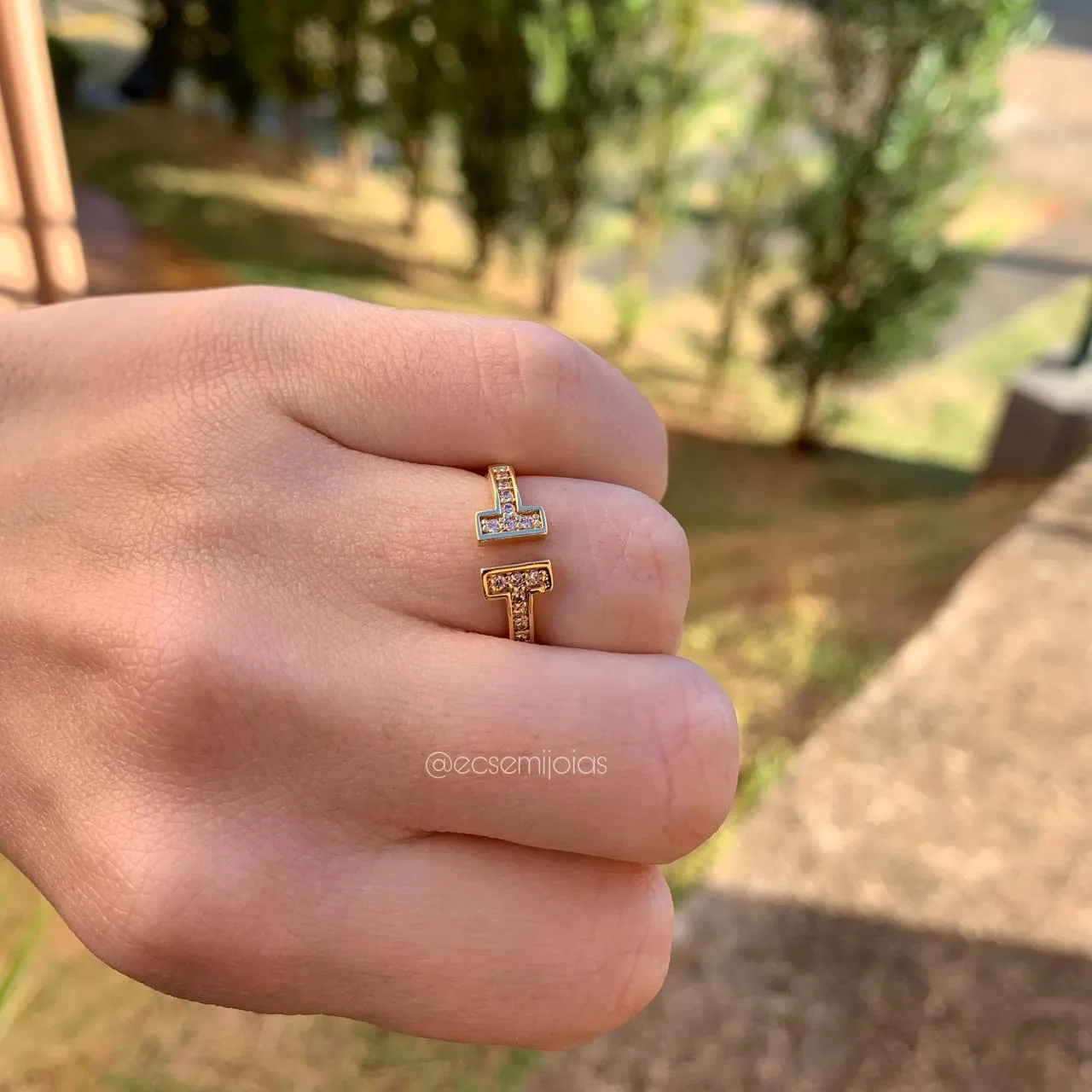 Anel T cravejado - banhado a ouro 18k