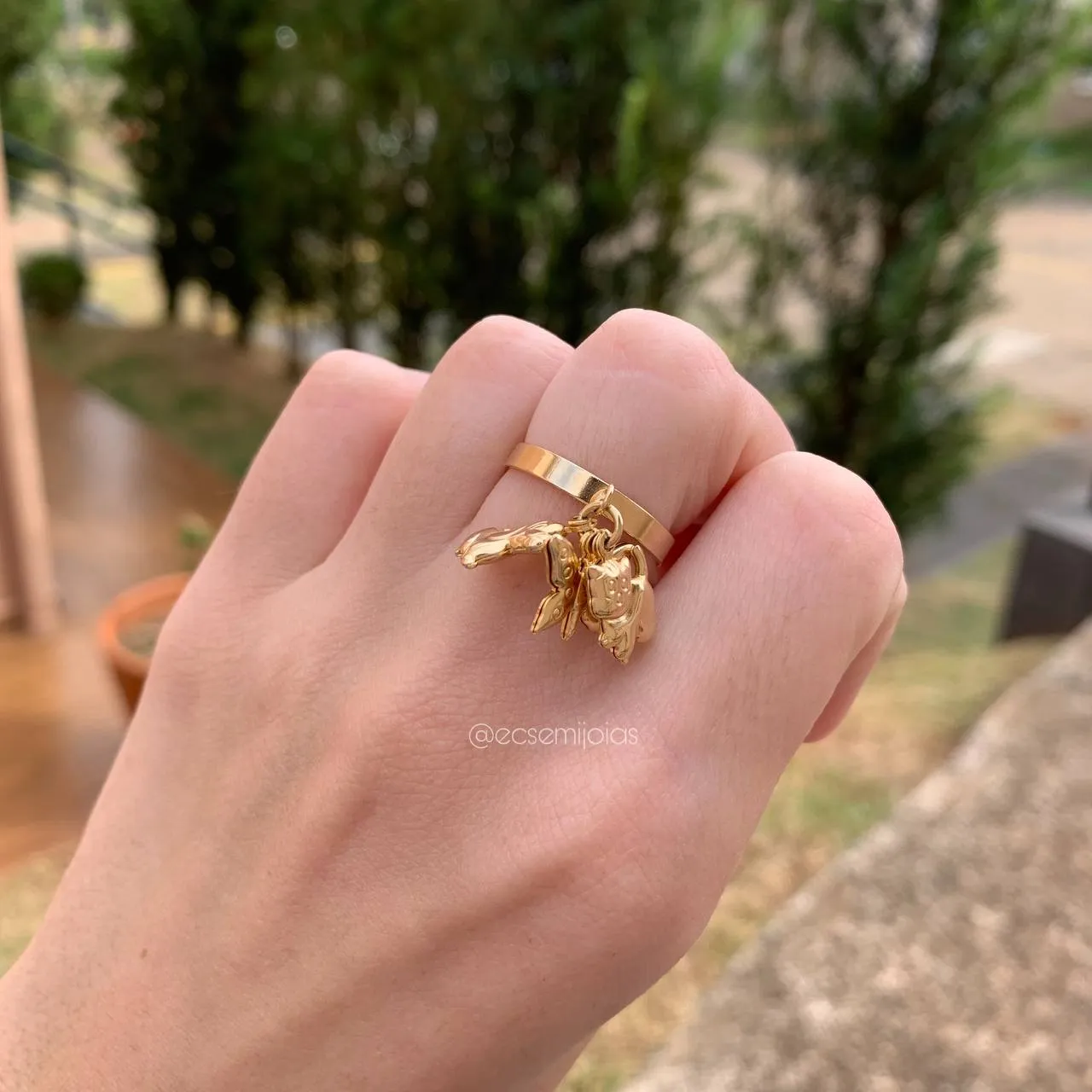 Anel tipo aliança com 1 estrela e 1 cachorros 1 borboleta pendurados - banhado a ouro 18k
