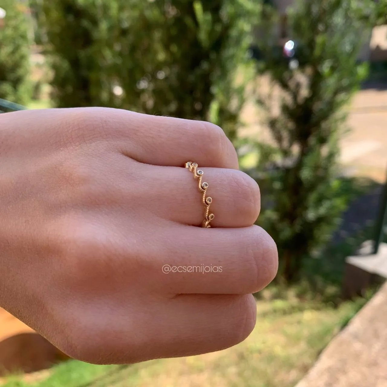 Anel torcidinho com pontos de luz - banhado a ouro 18k
