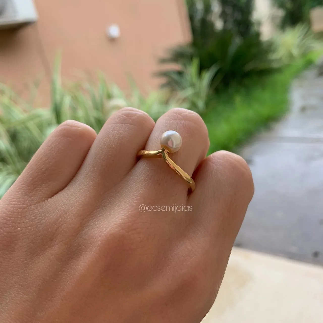 Anel torto com pérola - banhado a ouro 18k