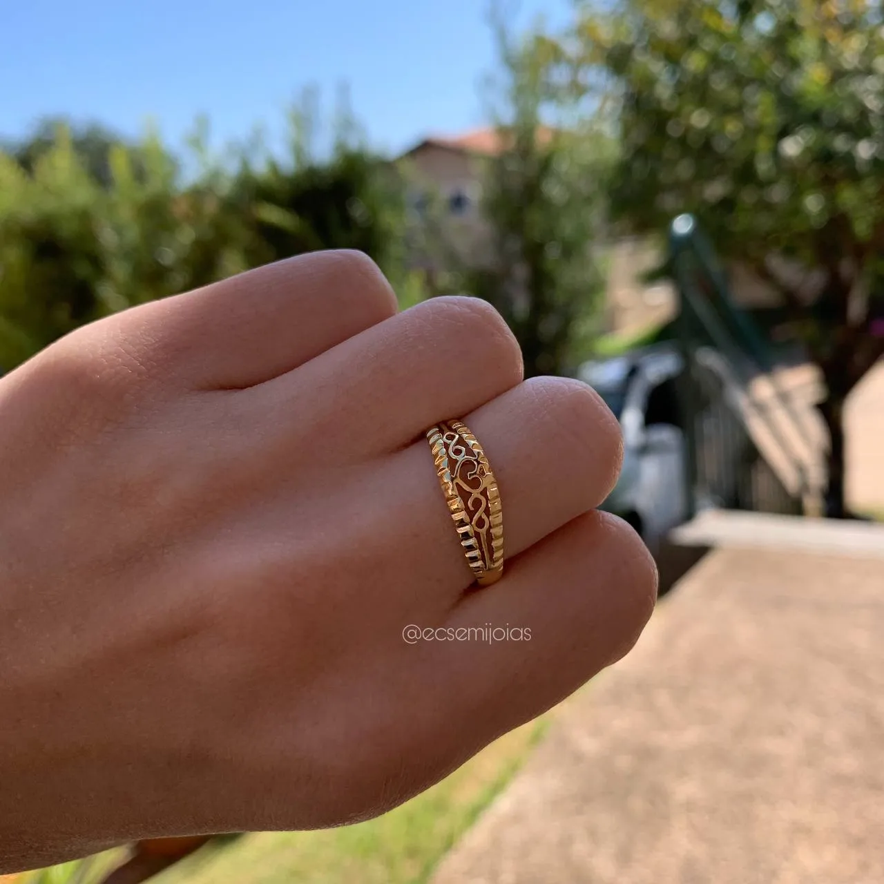 Anel trabalhado com coração vazado no centro e dois infinitos um de cada lado - banhado a ouro 18k
