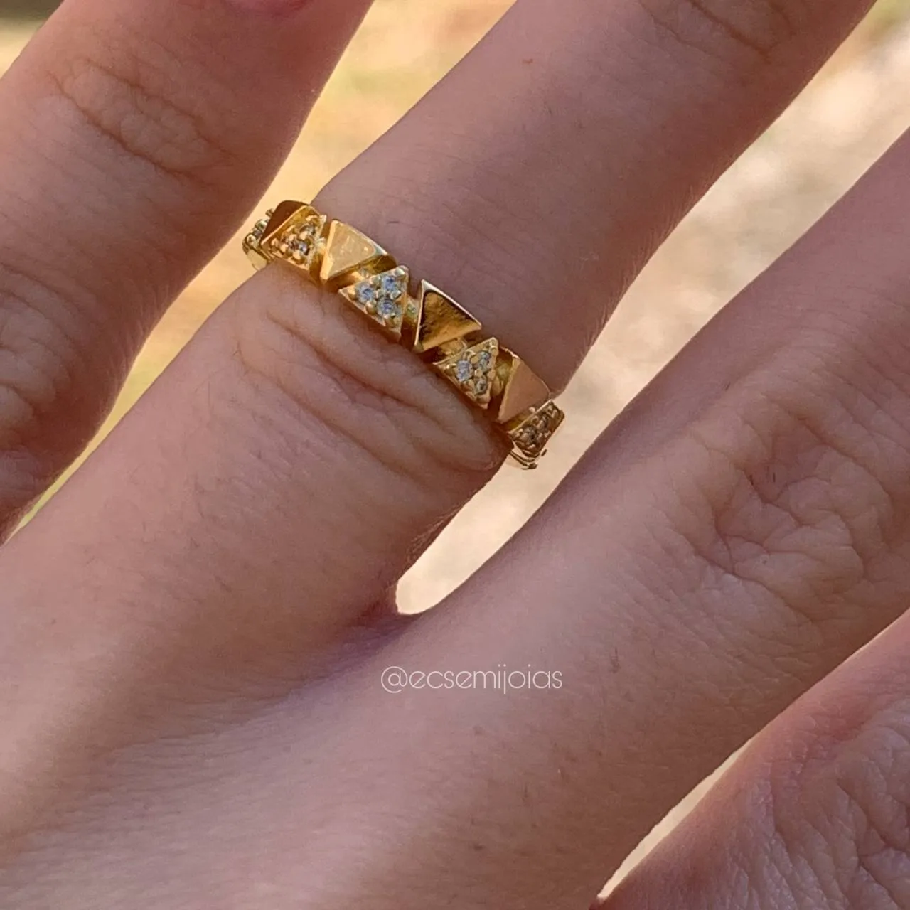 Anel triângulos cravejados  - banhado a ouro 18k