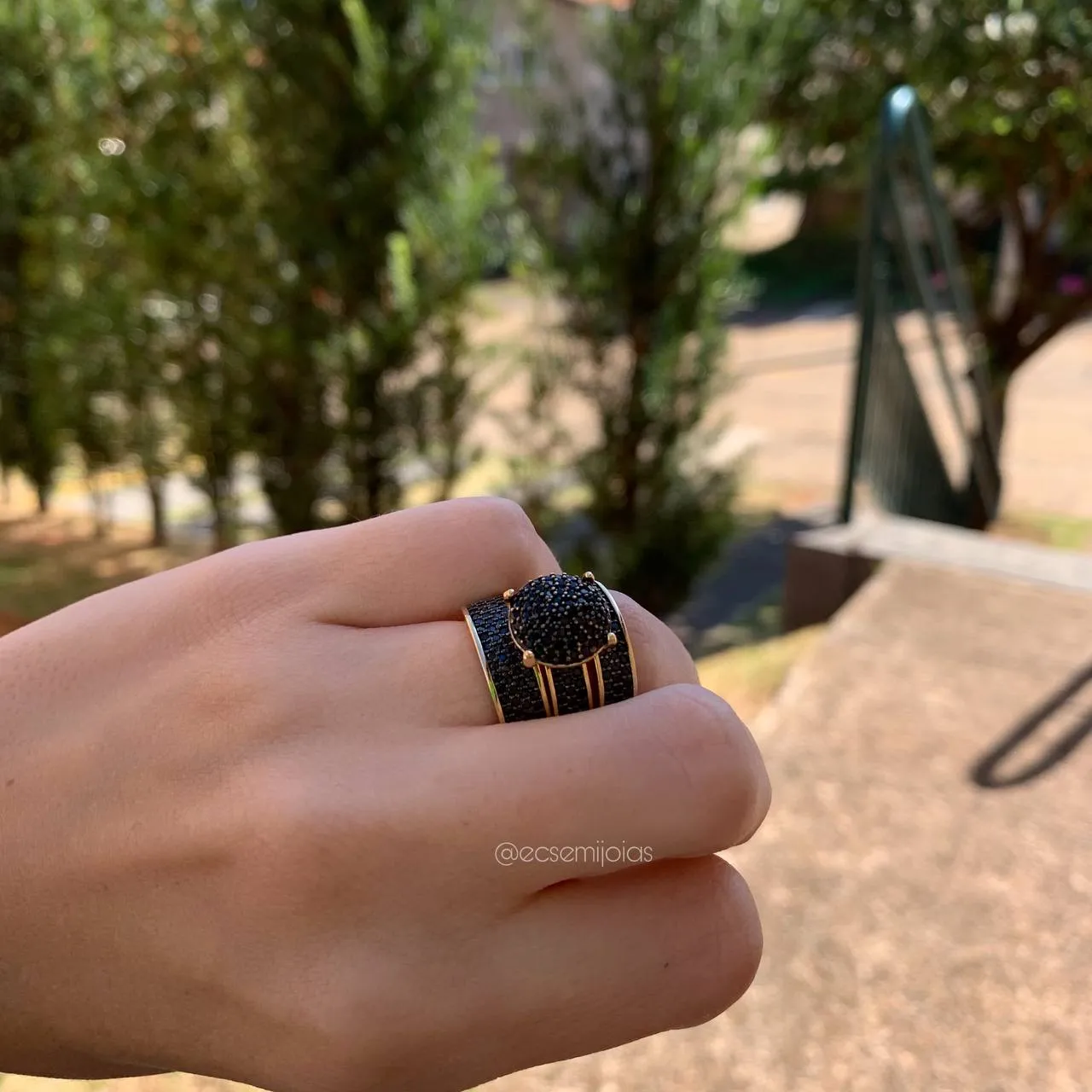 Anel trio 1 cravejado redondo no meio - banhado a ouro 18k