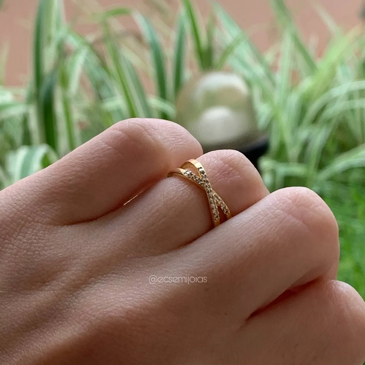 Anel x pequeno cravejado em cima - banhado a ouro 18k