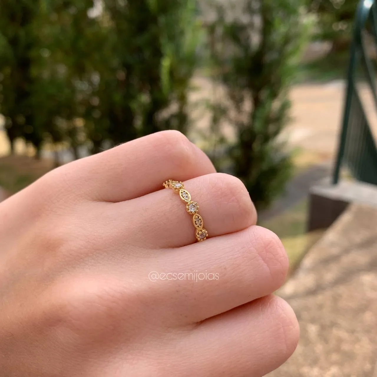 Anel zircônias redondas - banhado a ouro 18k
