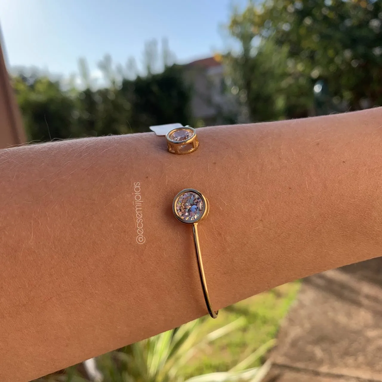 Bracelete com duas zircônias redondas grandes em cada ponta - banhado a ouro 18k