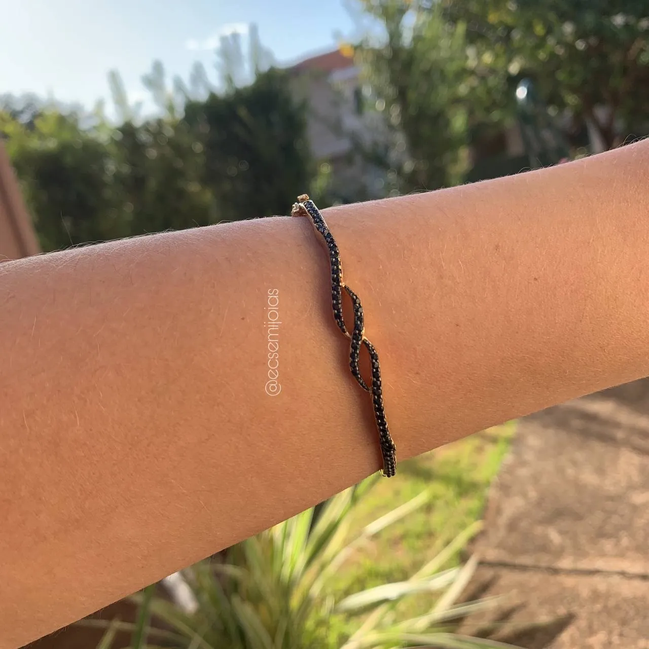 Bracelete entralaçado todo cravejado - banhado a ouro 18k