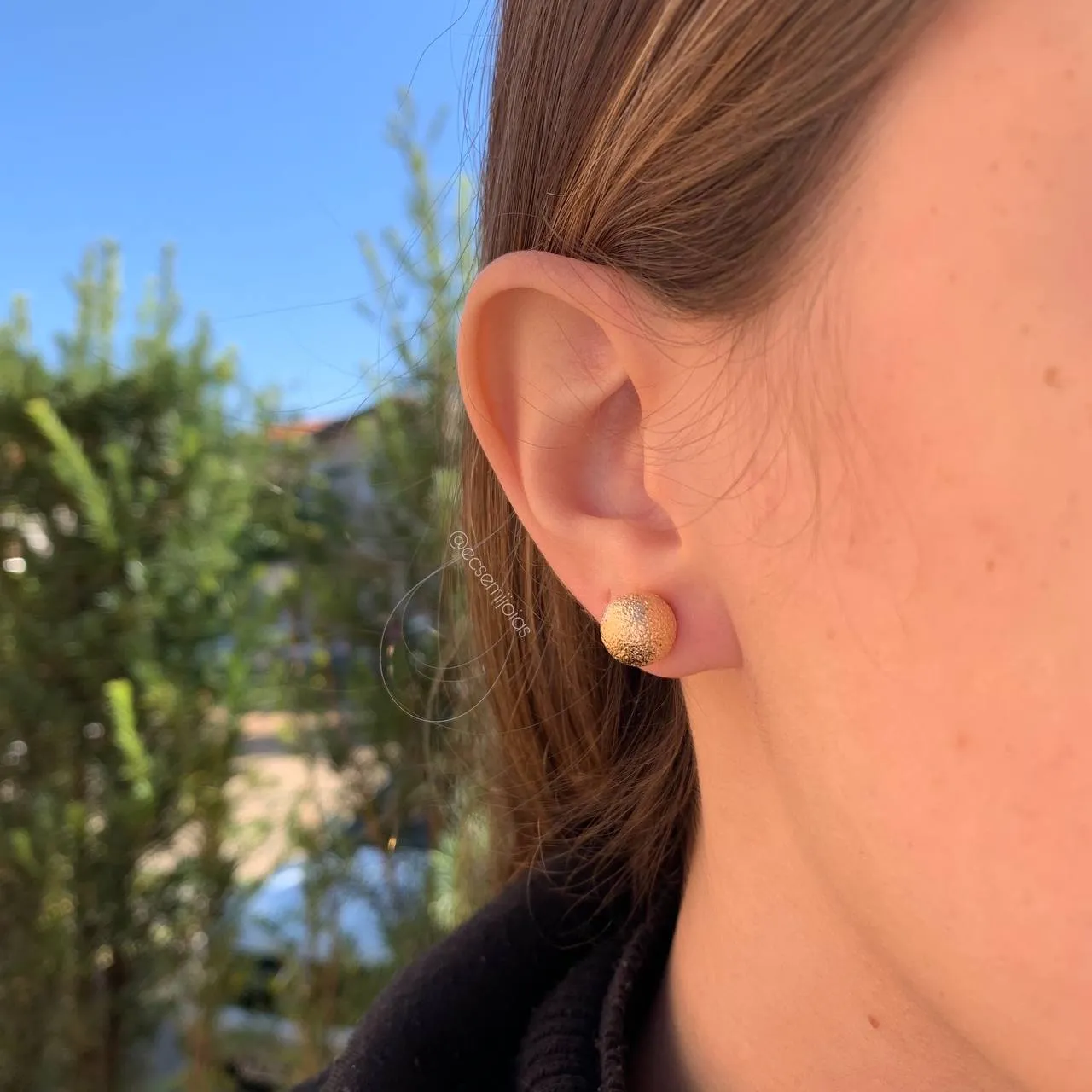 Brinco bola 10 mm fosca - banhado a ouro 18k