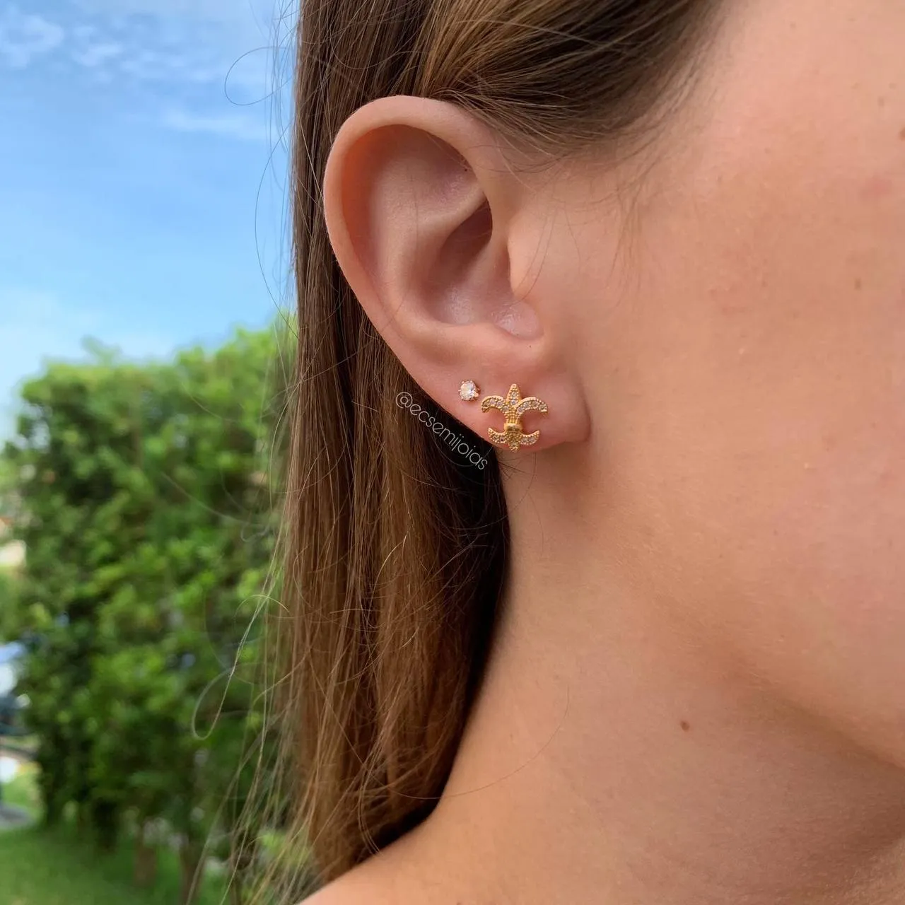 Brinco brasão cavejado - banhado a ouro 18k