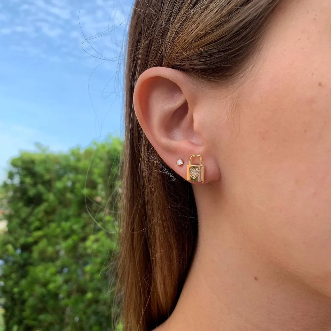 Brinco cadeado cravejado - banhado a ouro 18k