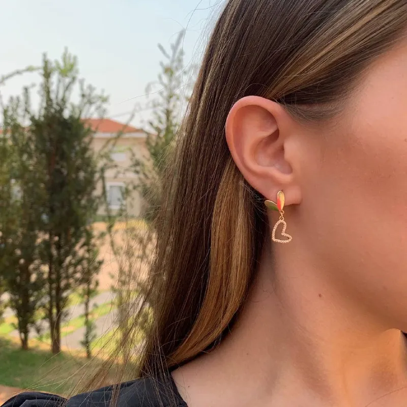 Brinco coração liso com coração pendurado vazado cravejado - banhado a ouro 18k