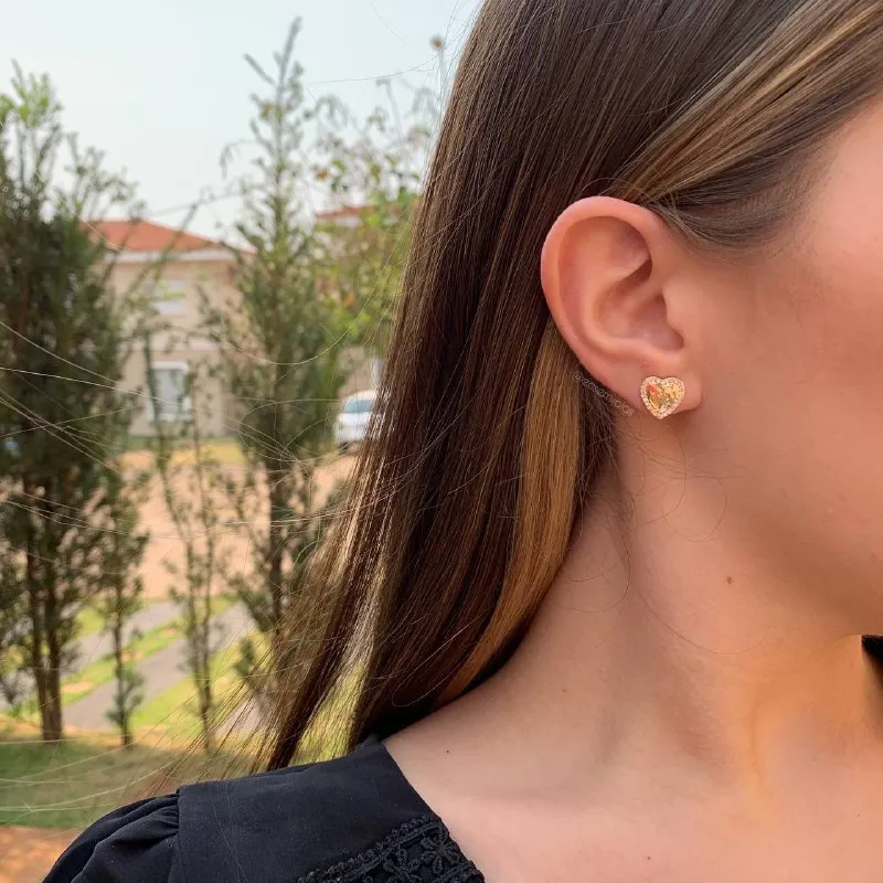 Brinco coração trabalhado no centro cravejado em volta - banhado a ouro 18k