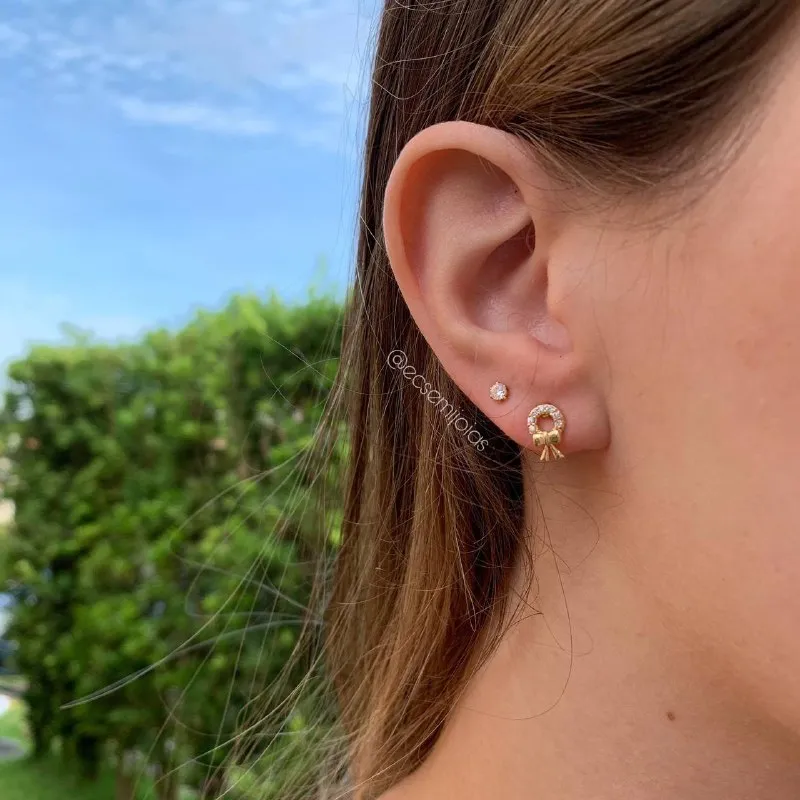 Brinco lacinho com circulo cravejado - banhado a ouro 18k