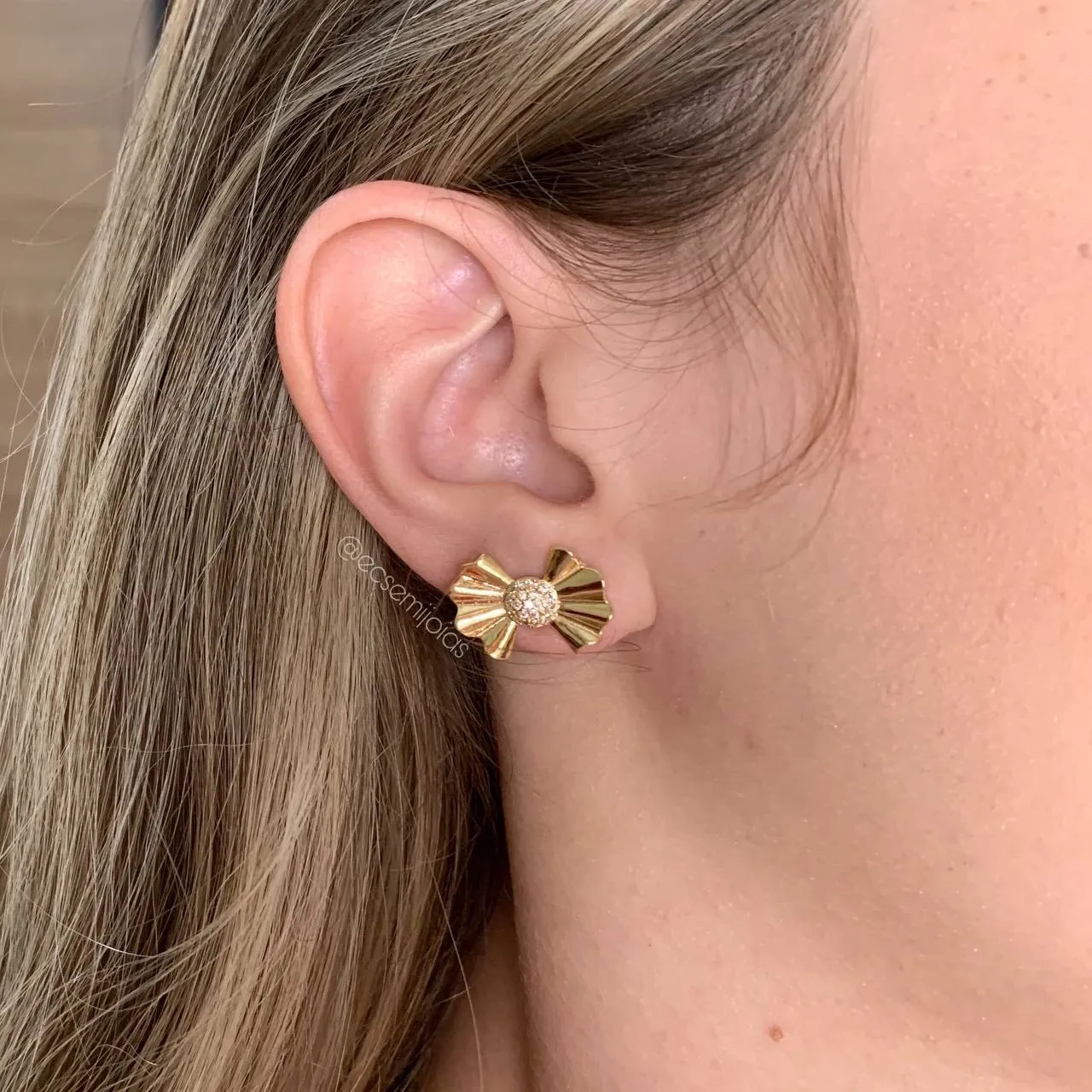 Brinco laço com miolo cravejado - banhado a ouro 18k