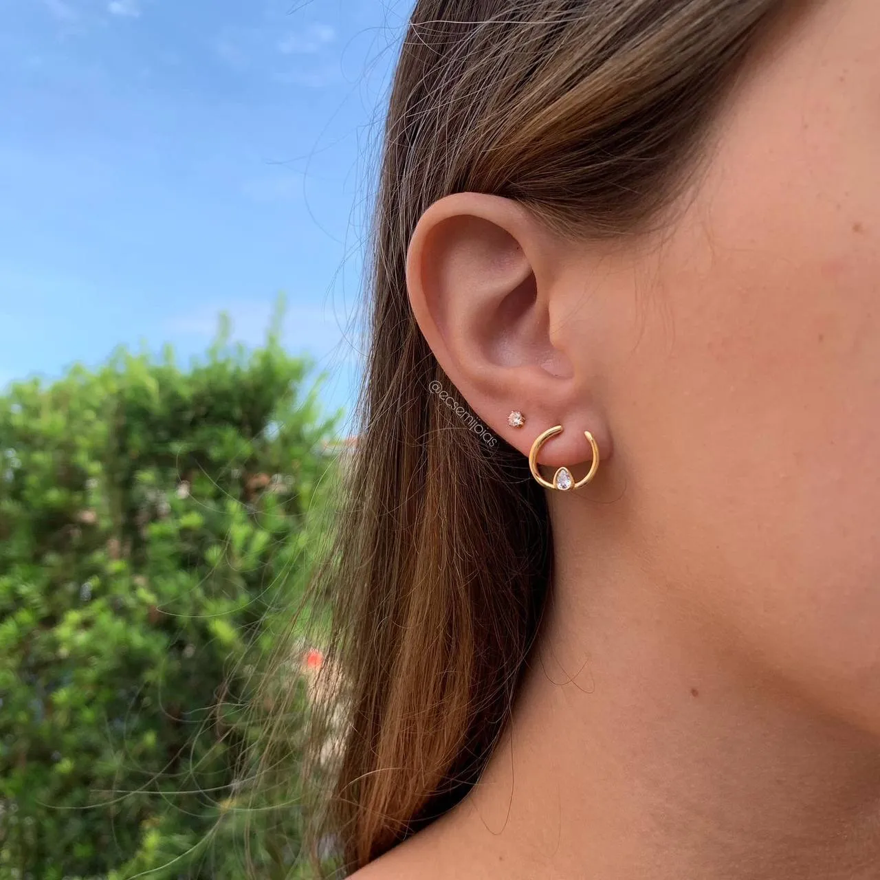 Brinco meia argola com pino e pedra na lateral - banhado a ouro 18k