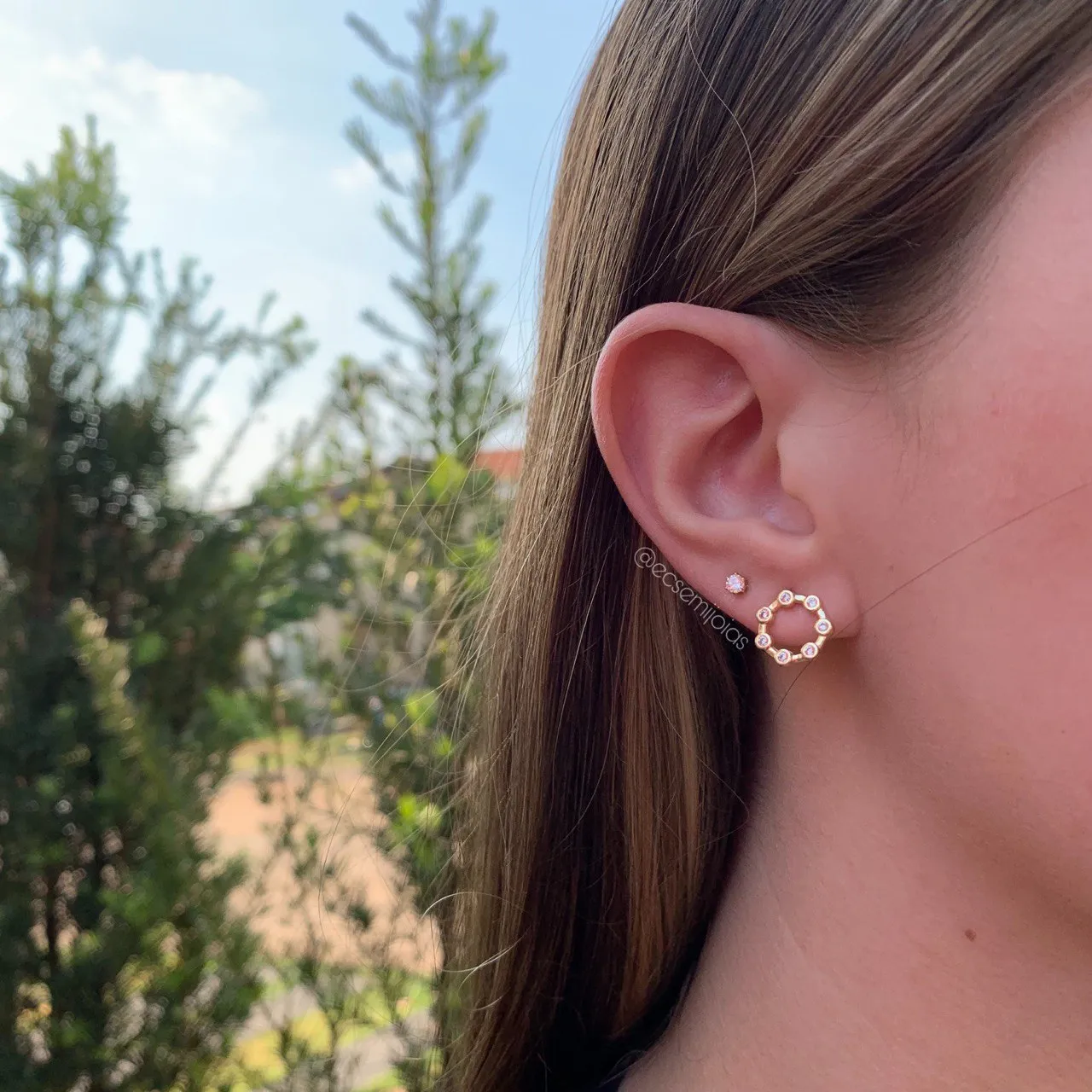 Brinco redondo com 7 zircônias - banhado a ouro 18k