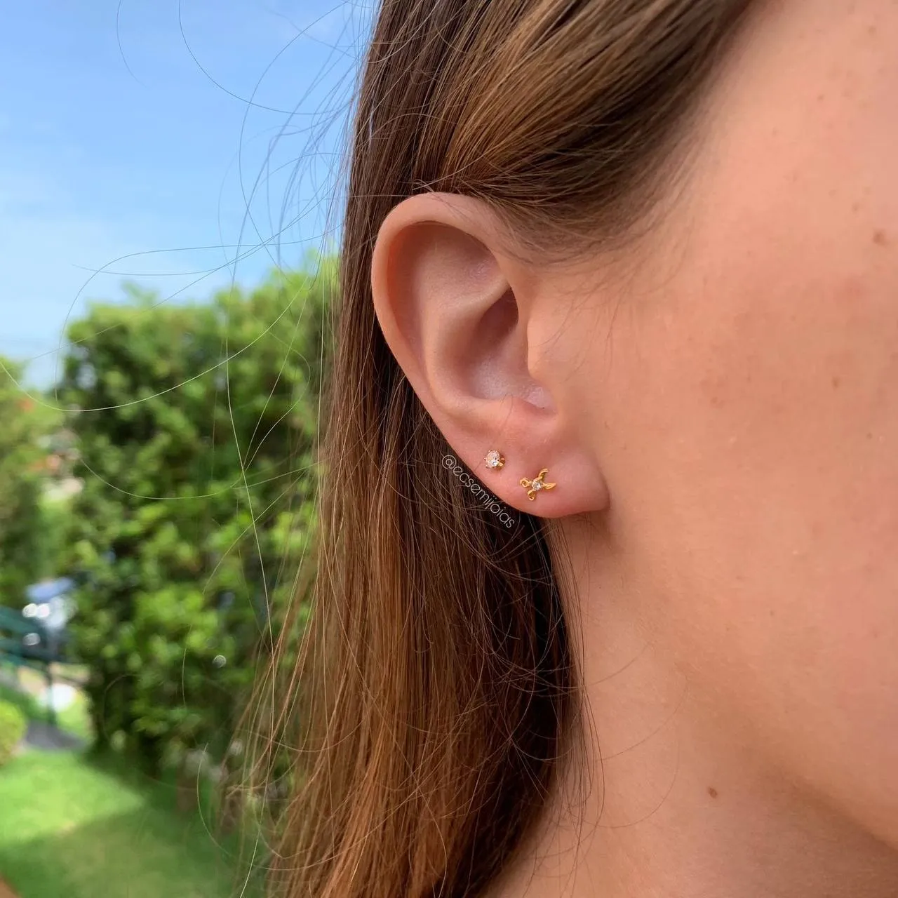 Brinco tesoura com 1 pedra no meio - banhado a ouro 18k