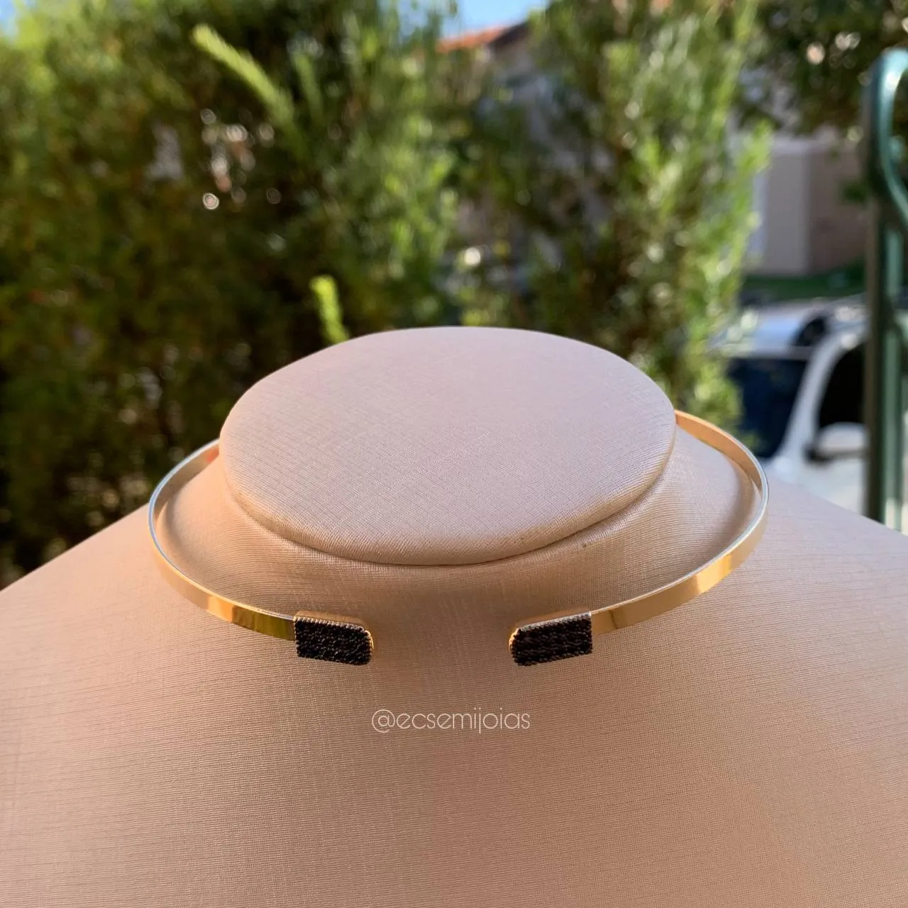 Canga chapa lisa com dois detalhes de zirconia que se encontram - banhado a ouro 18k