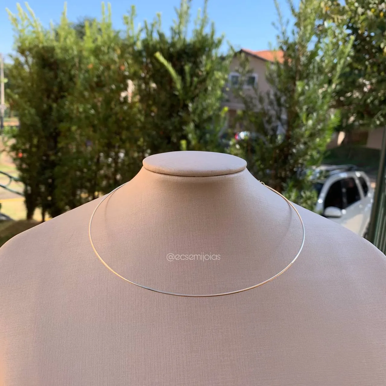 Canga tubolar lisa com pedra redonda no extensor - banhado a ouro 18k