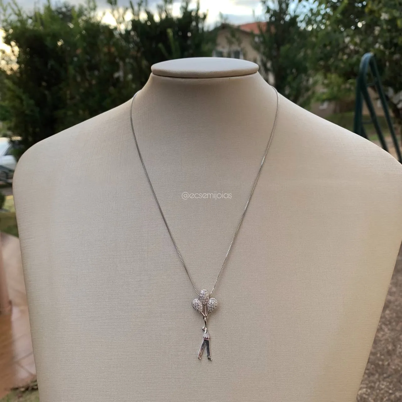Colar balões cravejados com menino segurando- 45 cm + 5 cm de extensor - banhado a ródio branco