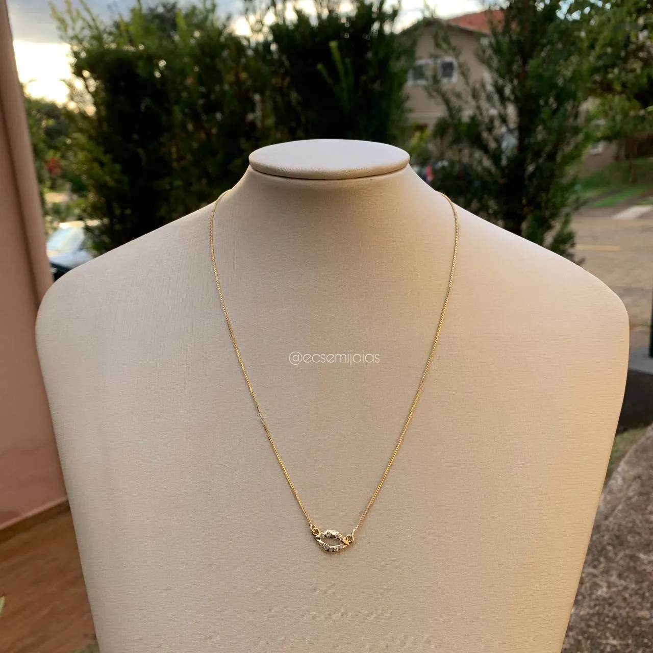 Colar boca cravejada- 49 cm - banhado a ouro 18k