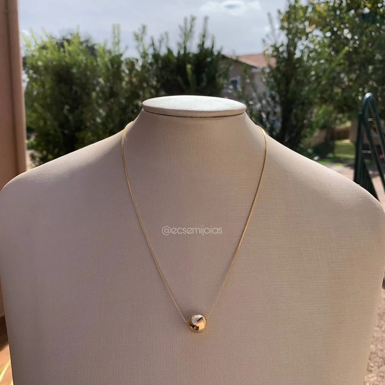 Colar bola 12 mm com veneziana - 45 cm - banhado a ouro 18k