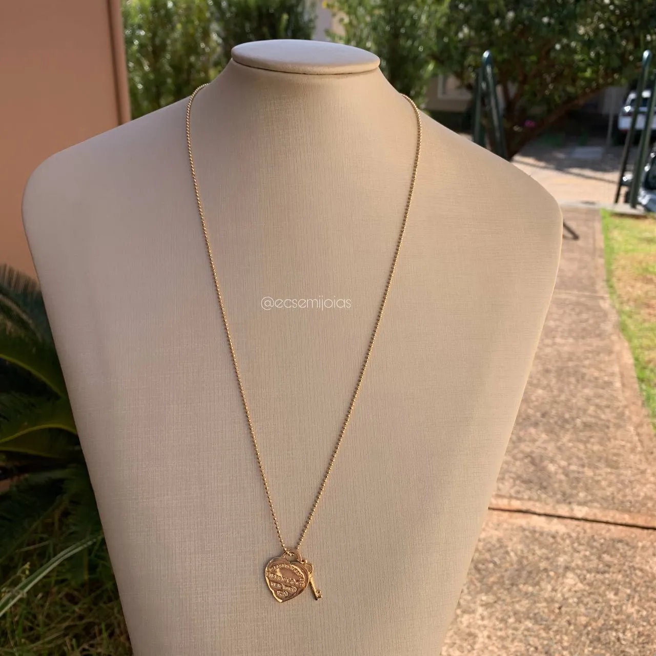 Colar bolinha com coração e chave pendurados - 60 cm - banhado a ouro 18k