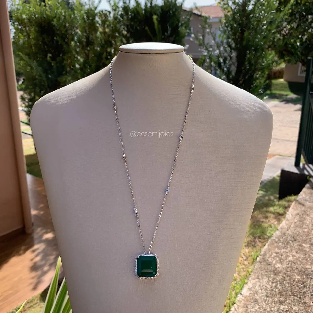 Colar c/ pedra quadrada grande cravejado em volta c/ corrente - banhado a ródio branco - 60 cm