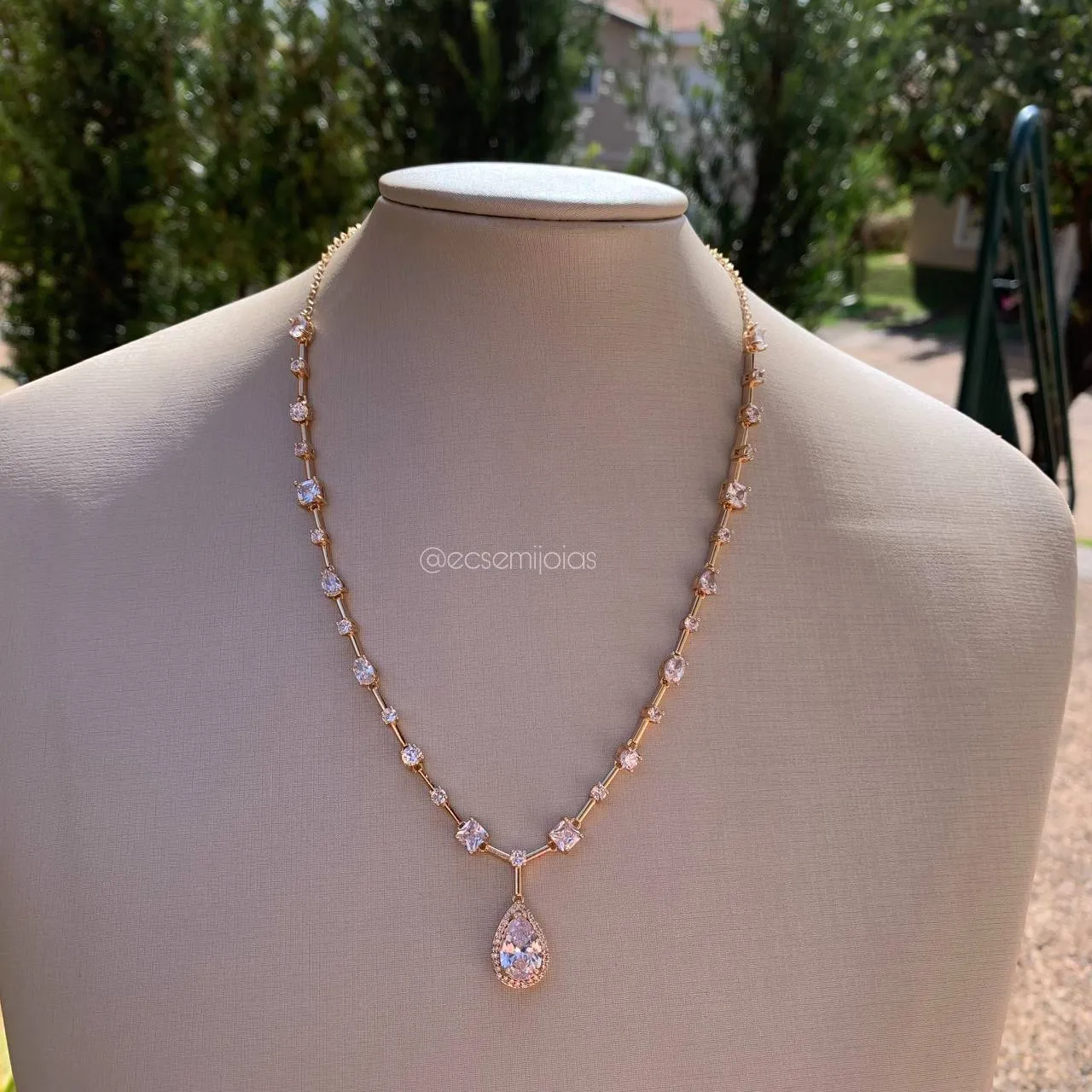 Colar c/ várias pedrinhas ovais, redondas e quadradas e gota maior no centro cravejada em volta - 45+ 5cm de extensor - banhado a ouro 18k