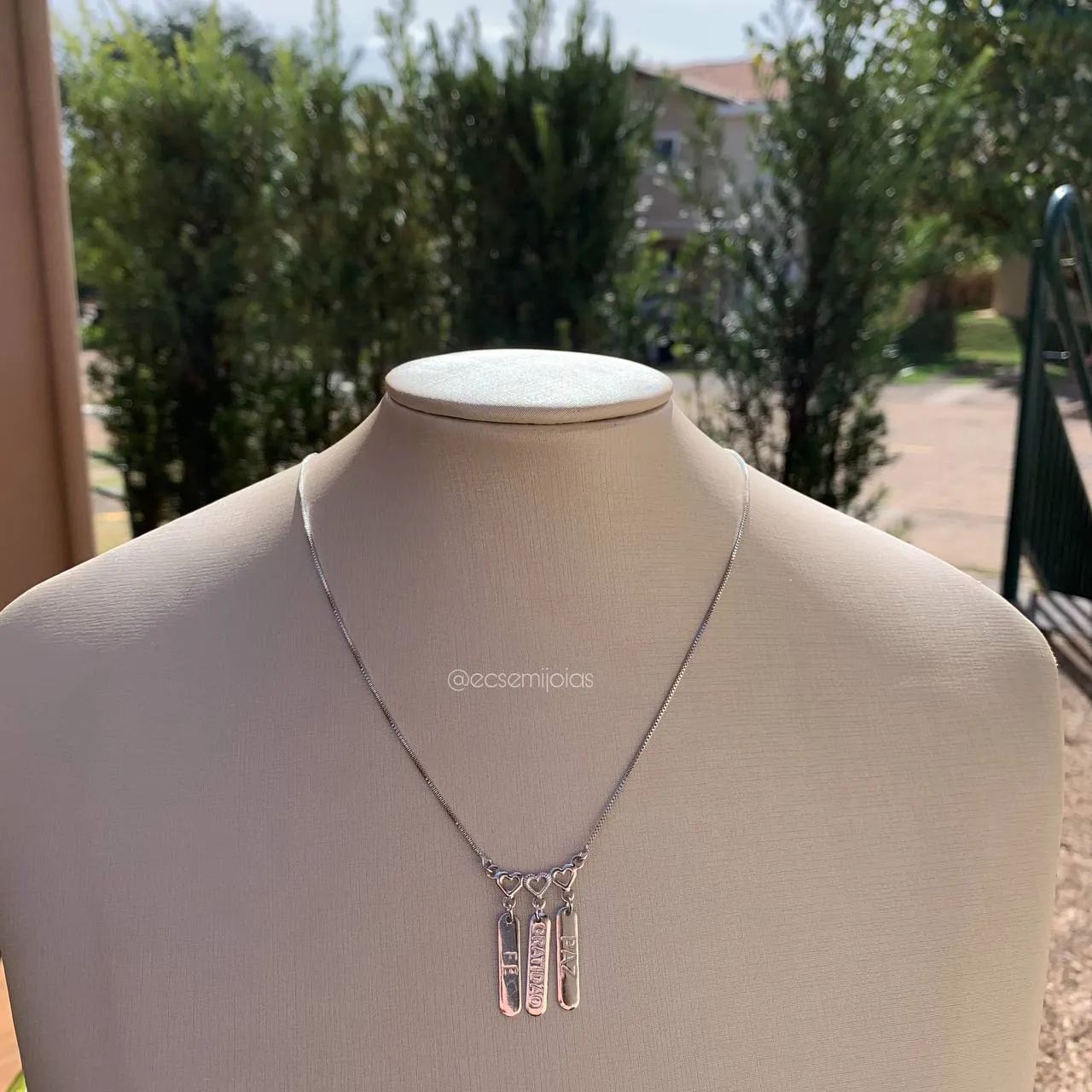 Colar chapas penduradas em canga fé gratidão paz - 45 cm - banhado a ródio branco