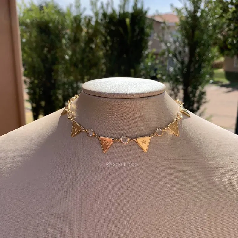 Colar choker de triângulos escrito Fé e cristais entre eles- 38 cm - banhado a ouro 18k