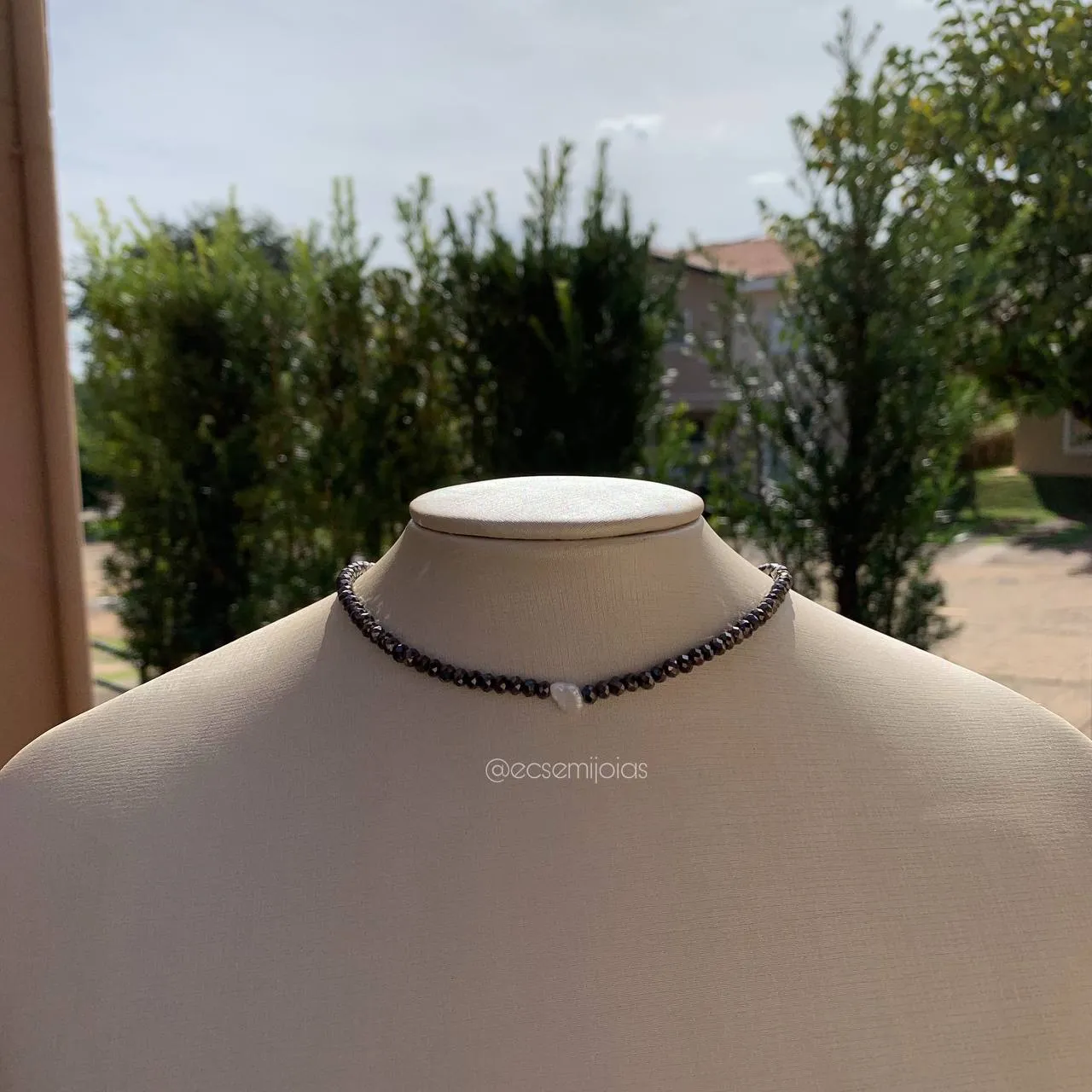 Colar choker pedras redondas naturais preto e perola de agua doce - 34 cm + 9 cm de extensor - banhado a ouro 18k