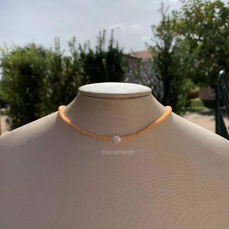 Colar choker pedras redondas naturais salmão e perola de agua doce -34+ 9 cm de extensor -banhado a ouro 18k