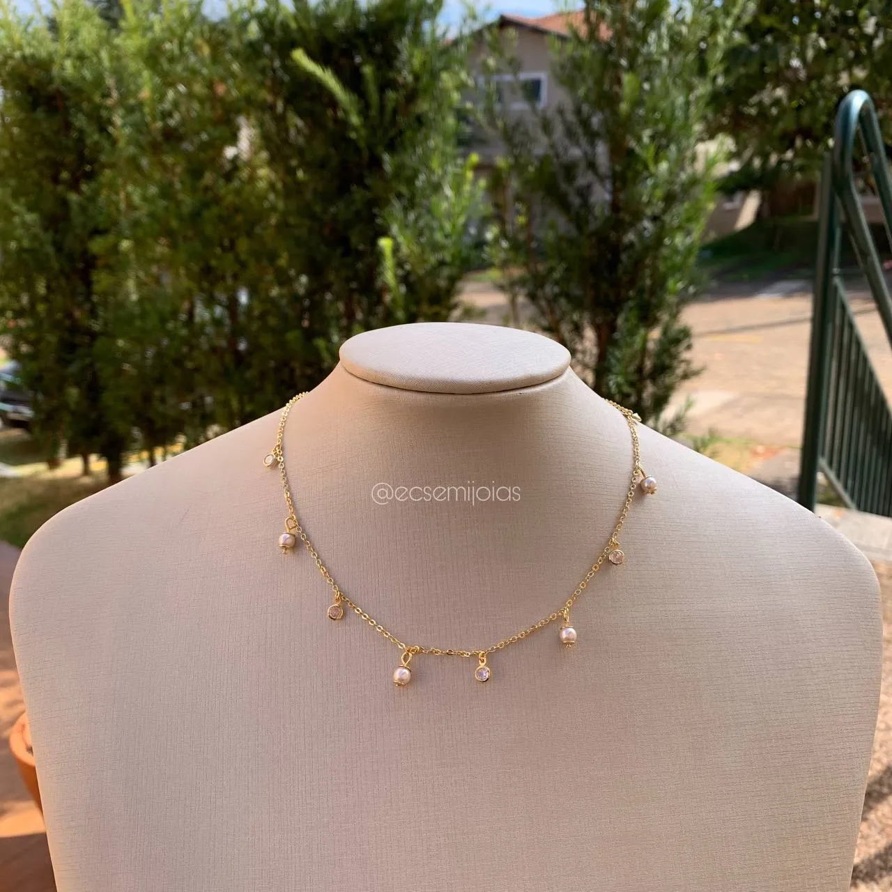 Colar choker pérolas e pontos luz - 40 + 5 cm de extensor - banhado a ouro 18k