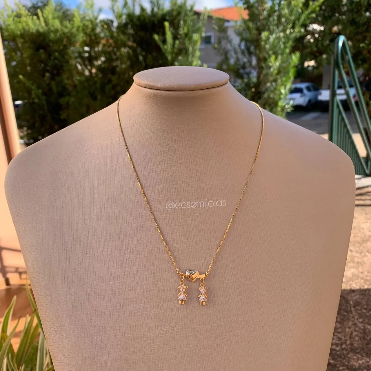 Colar com canga com coração e 2 meninas - 47 cm - banhado a ouro 18k