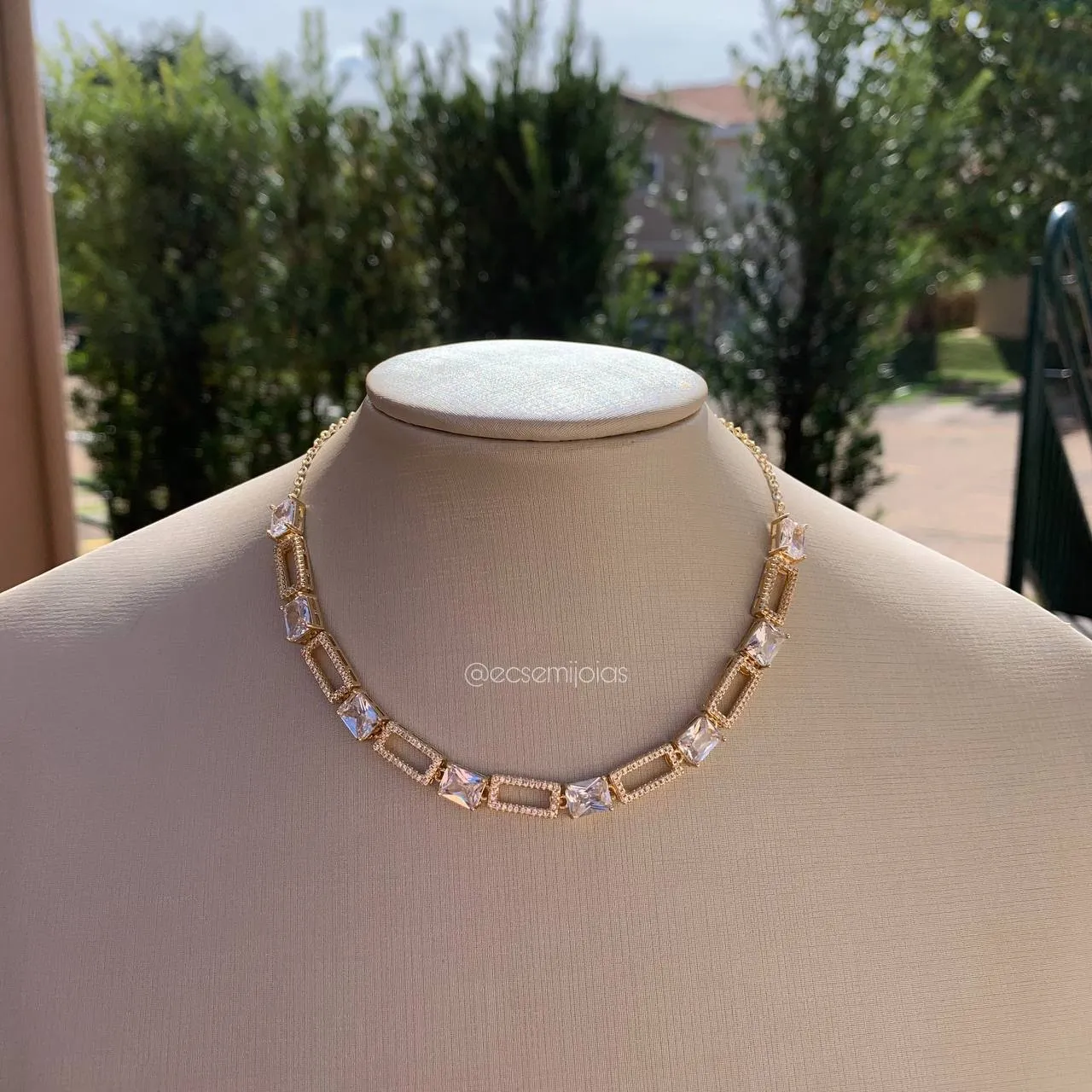 Colar com pedra retangular grande , corrente com bastões intercalados com zircônias redondas e navetes - 35 cm + 5 de extensor - banhado a ouro 18k