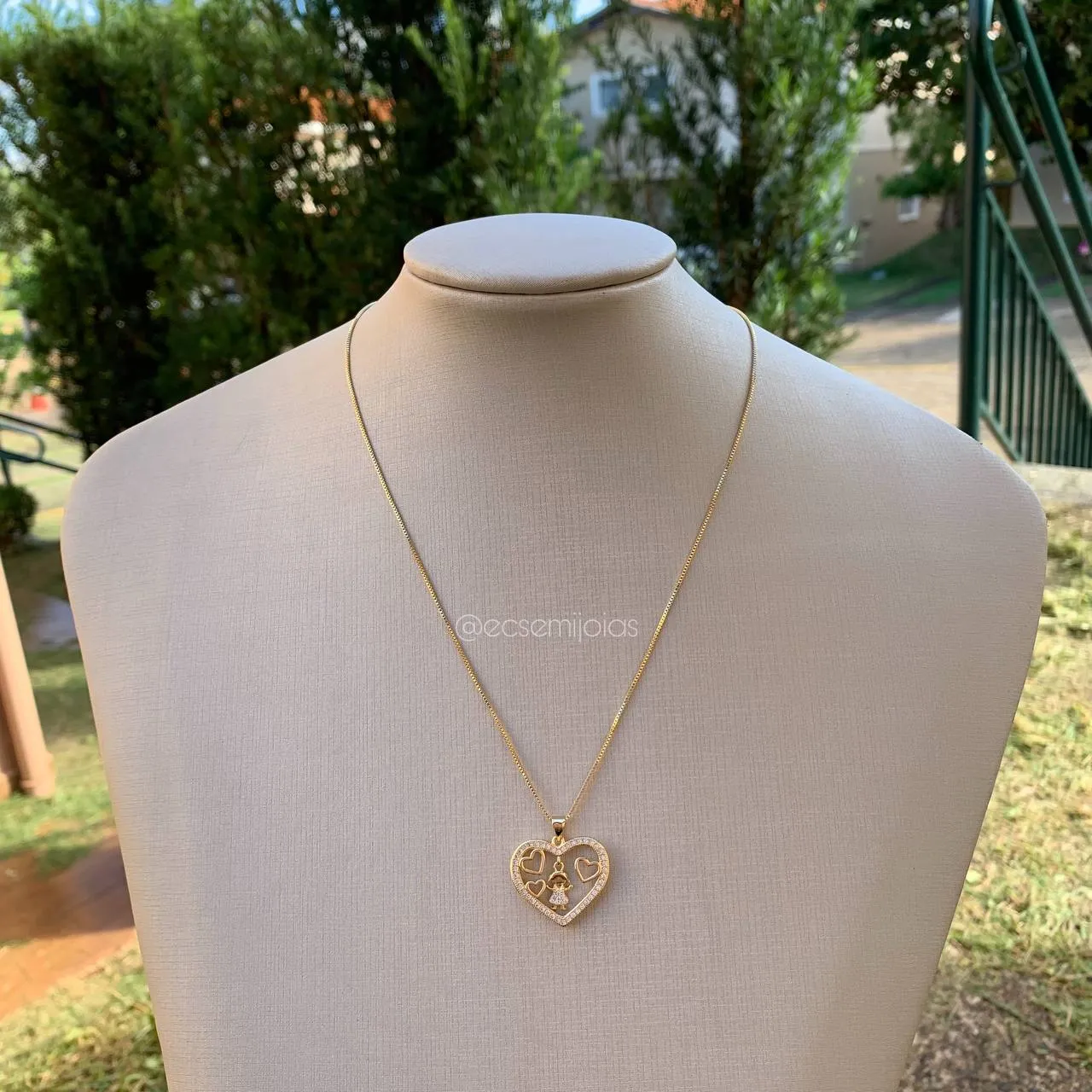 Colar coração vazado cravejado com 1 menina pendurada- 45 cm - banhado a ouro 18k