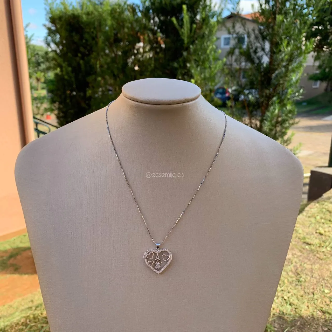 Colar coração vazado cravejado com 1 menina pendurada- 45 cm - banhado a ródio branco