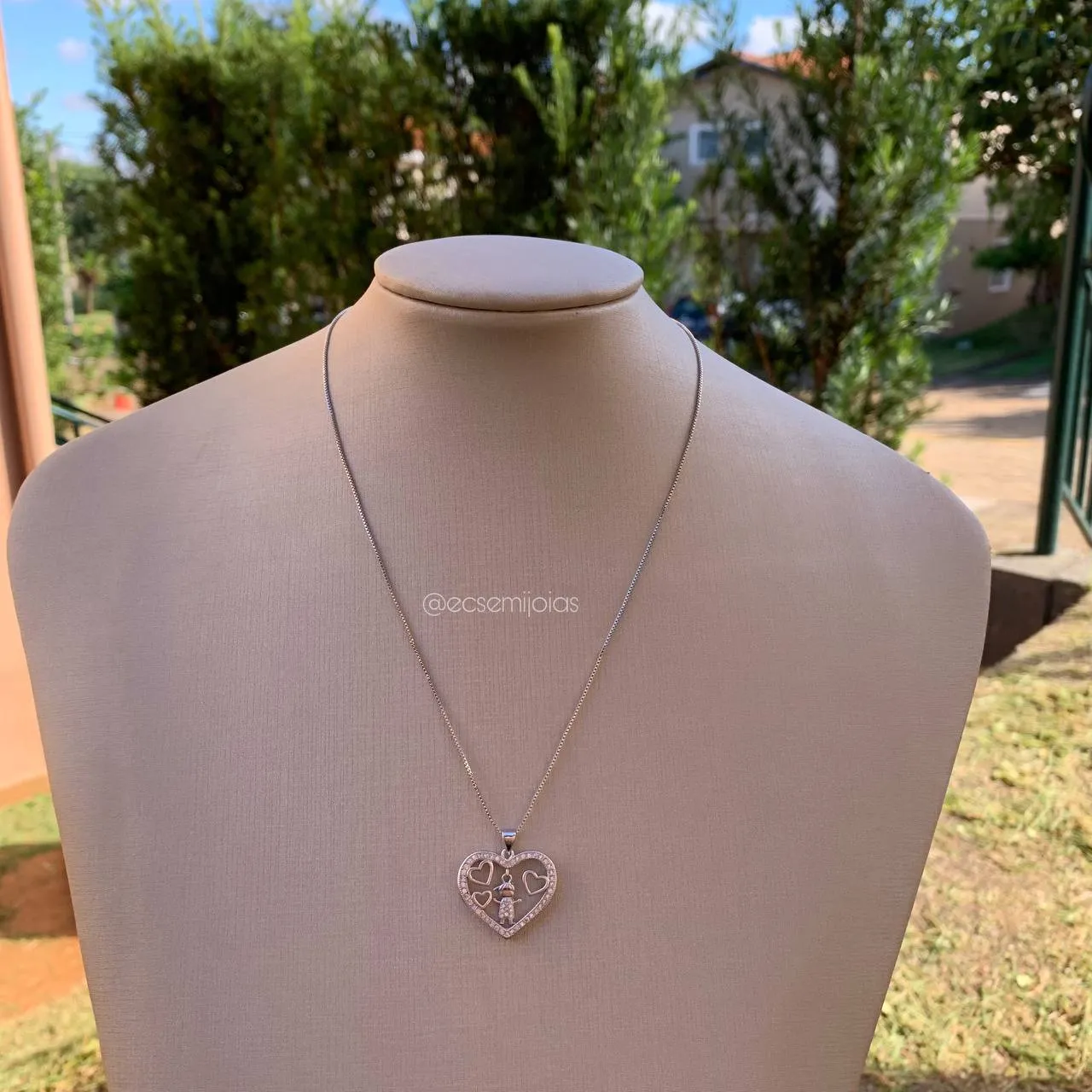 Colar coração vazado cravejado com 1 menino pendurado - 45 cm - banhado a  ródio branco