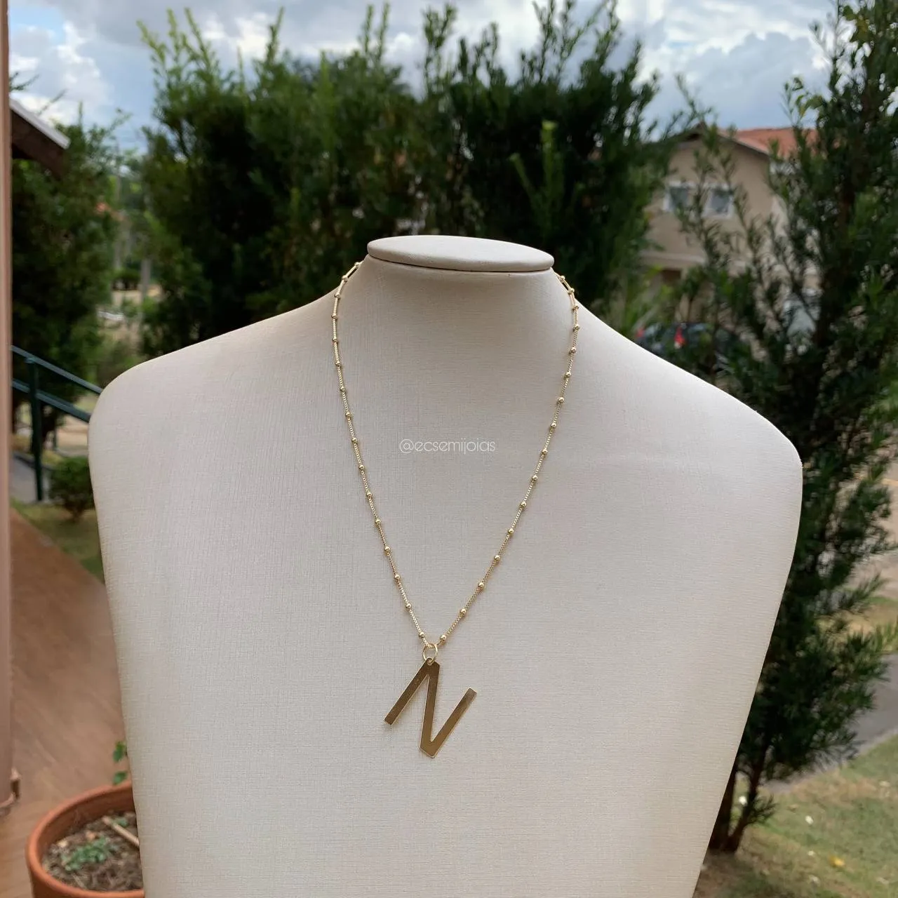 Colar de bolinhas 45 cm com pingente de letra - banhado a ouro 18k