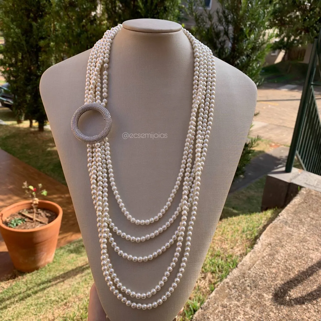 Colar de camadas de perolas com fivela cravejada - banhado a ródio branco
