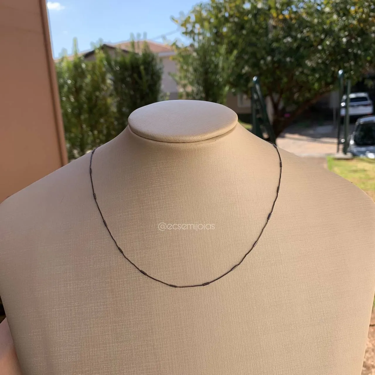 Colar fininho 45cm com chapinha cruzada detalhe espaçado - banhado a ródio negro