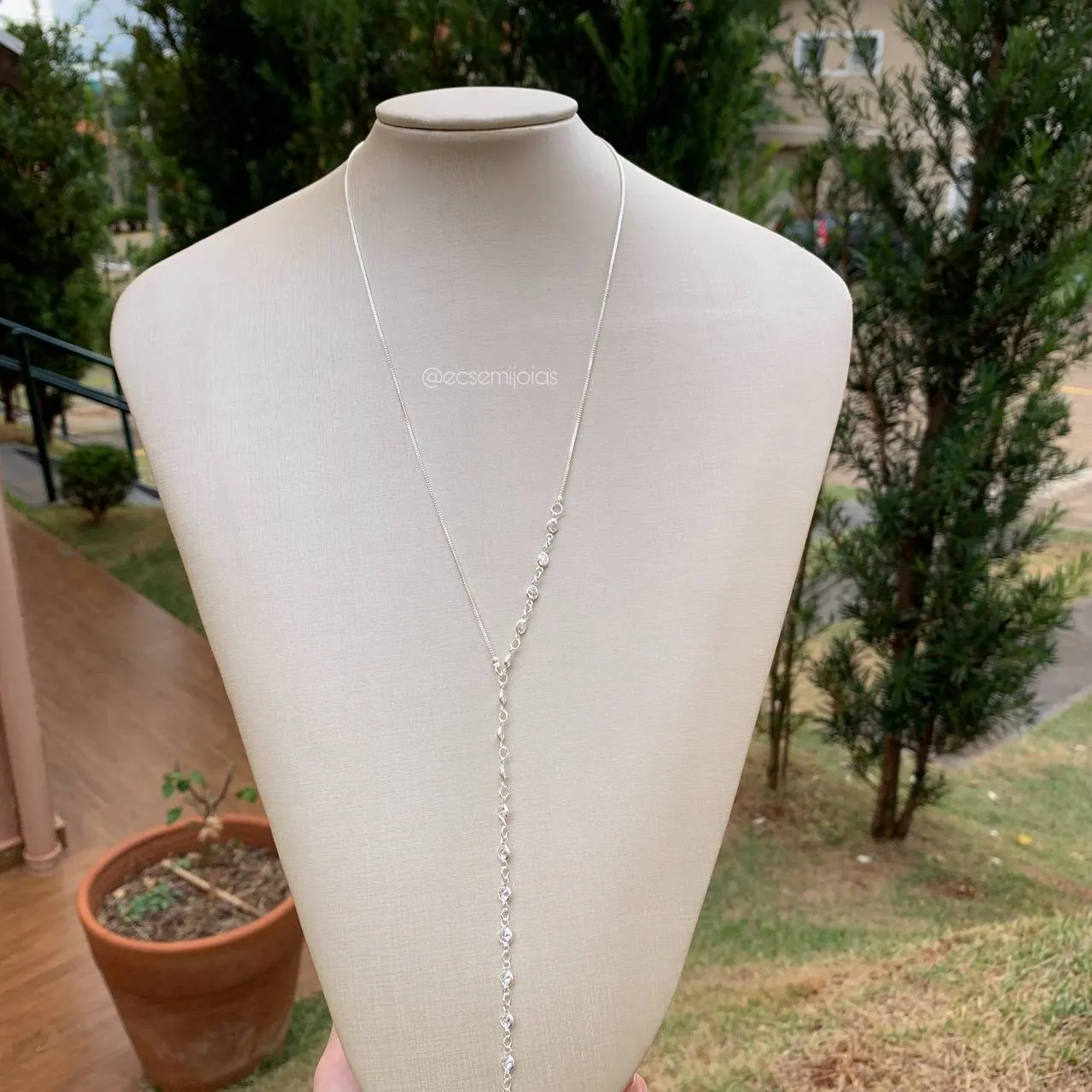 Colar gota gravata longo com fileira de zircônias de um lado - banhado a prata 925 - 56 cm + extensor de 5 cm